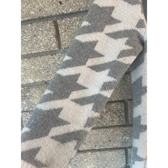 Cozy Gray & White Houndstooth Open Front Cardigan With Pockets - Picture 2 of 10